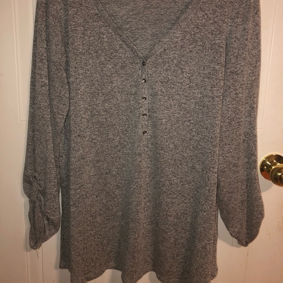 Reitmans long sleeve with buttons - Picture 2 of 2